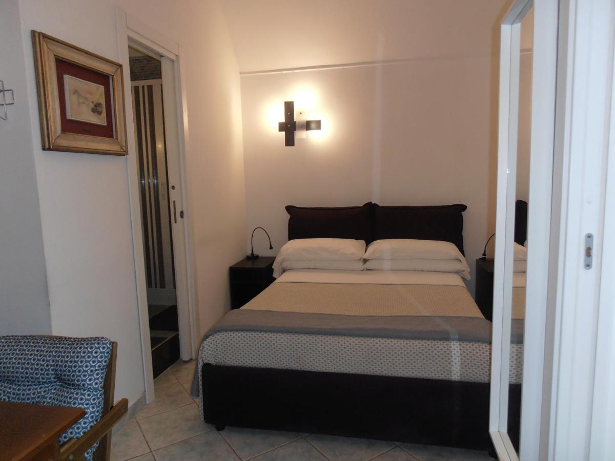 La Residenza Napoli Chiaia Short Let Apartment Superior Via Chiaia 82 Екстер'єр фото