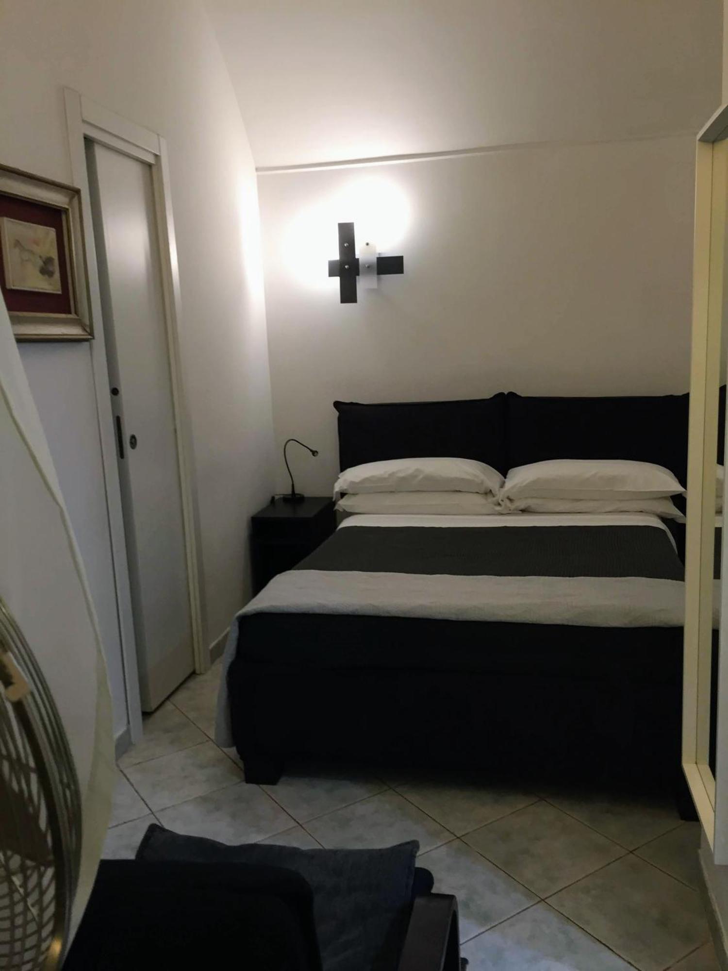 La Residenza Napoli Chiaia Short Let Apartment Superior Via Chiaia 82 Екстер'єр фото